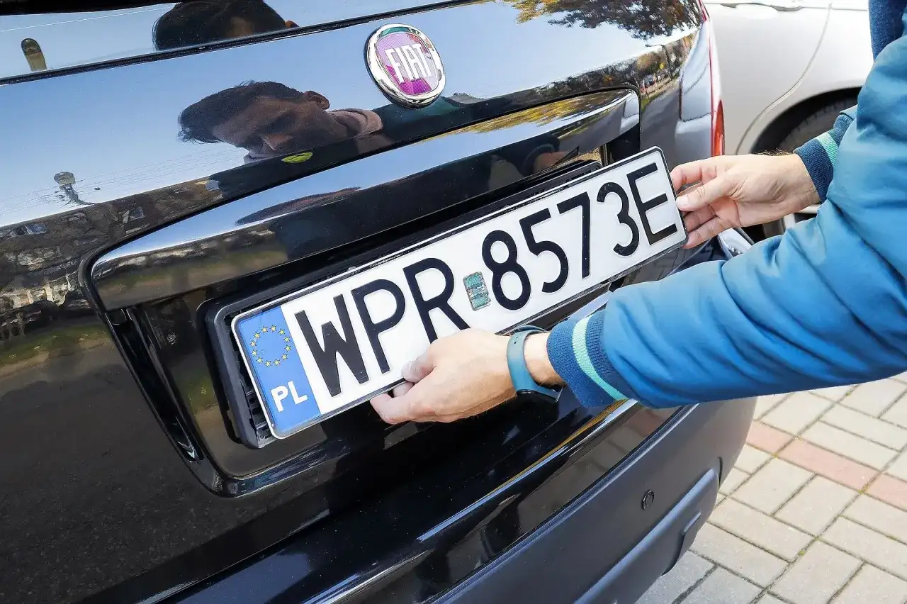 Duplikat tablicy rejestracyjnej - dokumenty, koszt i procedura