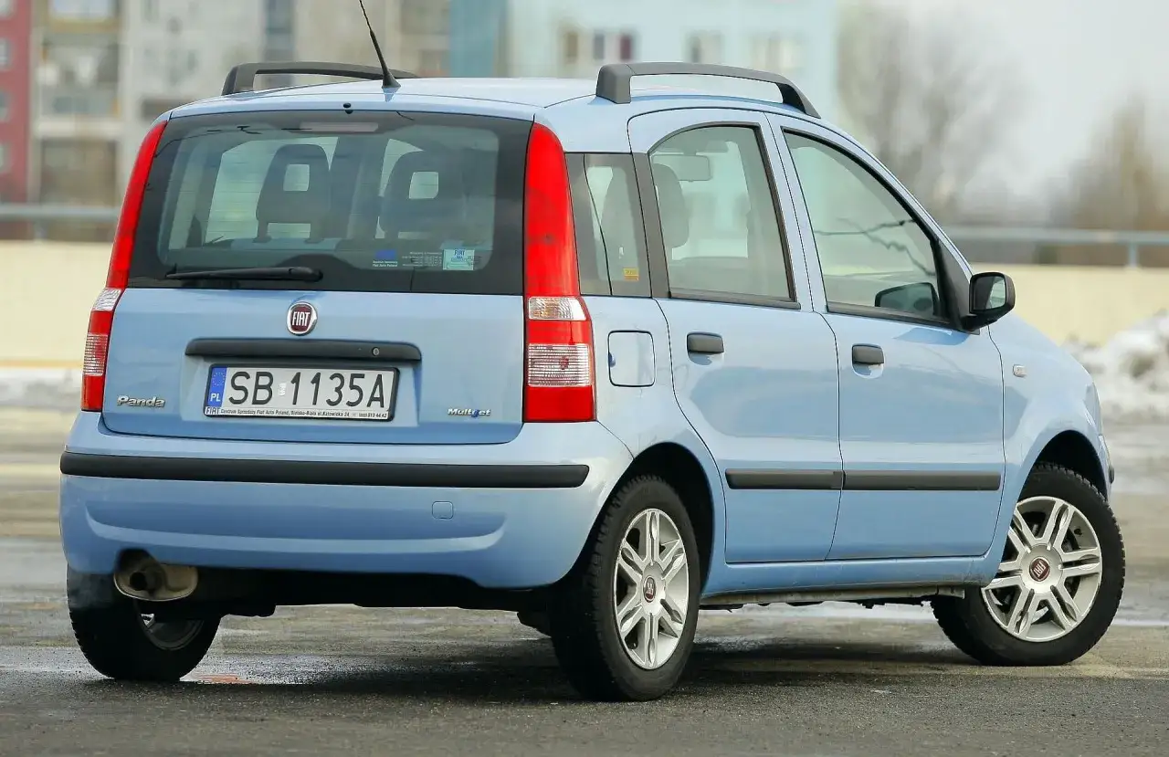 Błękitne małe auto Fiat Panda z automatyczną skrzynią biegów, idealne do 10 tys. zł. Wygodne i ekonomiczne.
