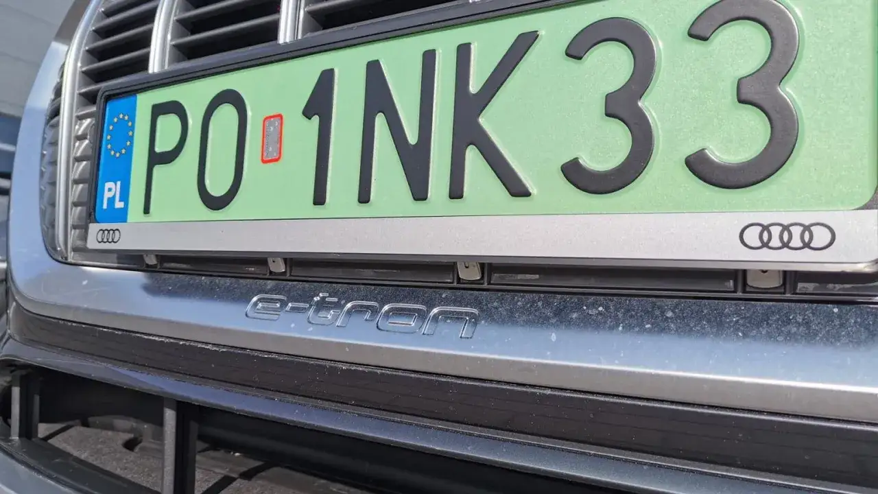FZ rejestracja PO 1NK33 na Audi e-tron.