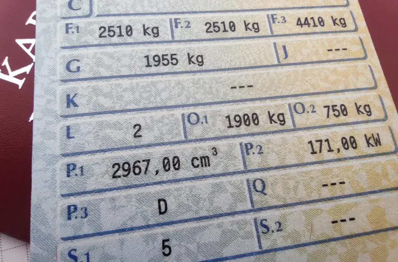 Szczegóły pojazdu w dowodzie rejestracyjnym: masa 2510 kg, pojemność 2967 cm³, moc 171 kW.