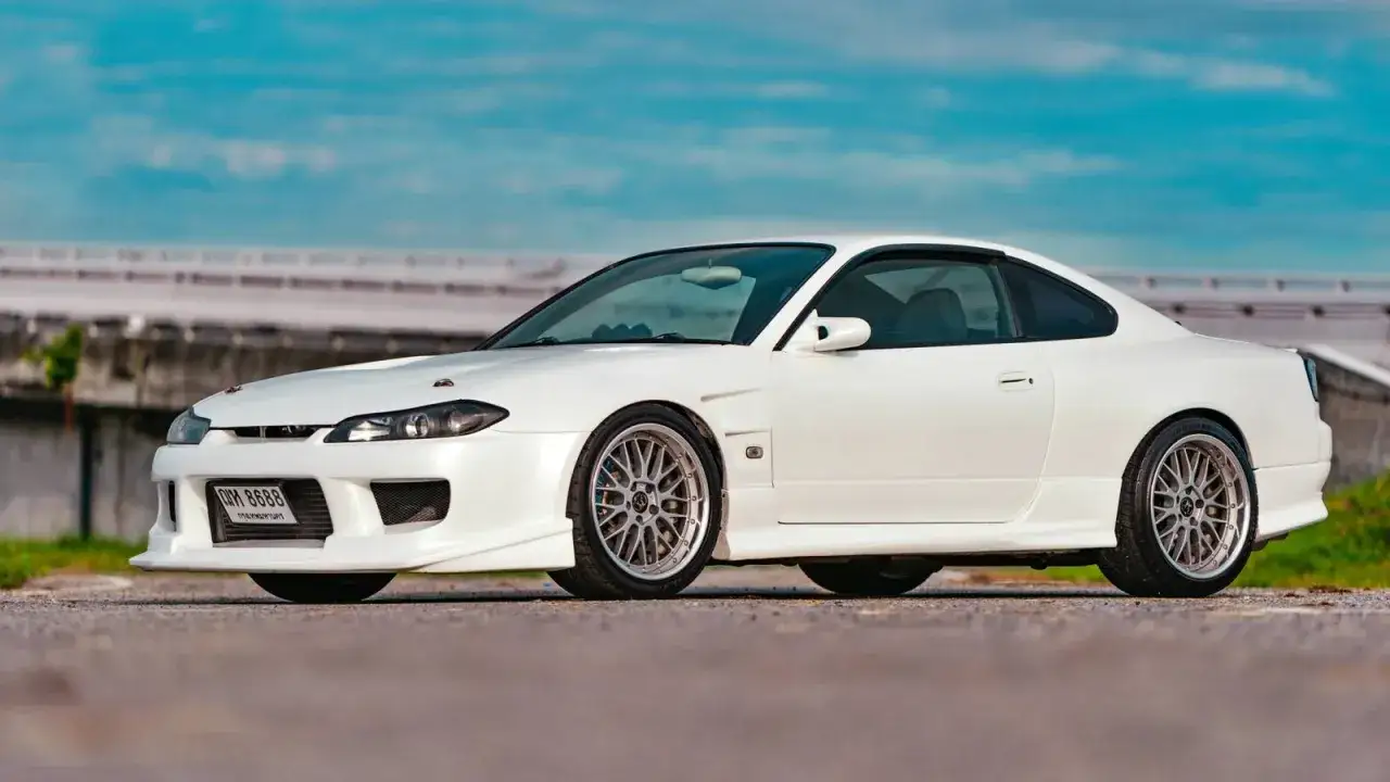Białe s15 z felgami BBS, gotowe na drift.