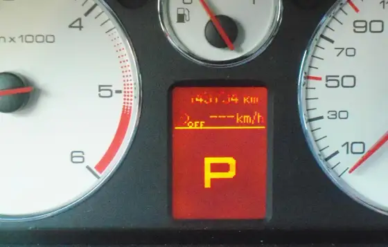 Jakie komunikaty wyświetla Peugeot 407? Opis błędów i usterek na ekranie