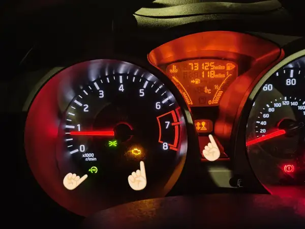 Kontrolki Nissan Juke: obrotomierz, prędkościomierz, wskaźnik paliwa i temperatury. Świecą się kontrolki silnika i hamulca.