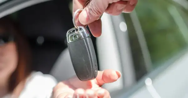 Przekazanie kluczyków do samochodu. To może być początek nowej przygody lub ważna darowizna samochodu.