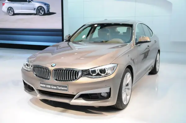 Elegancki, brązowy BMW 328i Gran Turismo (BMW F34) prezentowany na wystawie.