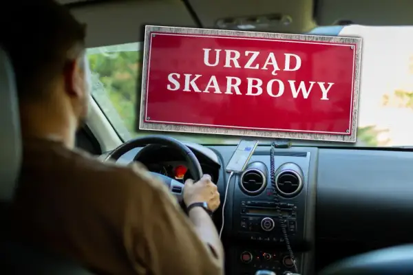 Kierowca w samochodzie zbliża się do Urzędu Skarbowego, być może w celu złożenia deklaracji PCC-3 od zakupu auta.