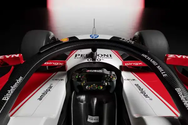 Kokpit bolidu F1 Alfa Romeo. Zastanawiasz się, ile kosztuje bolid F1? To miliony dolarów za technologię i prestiż.