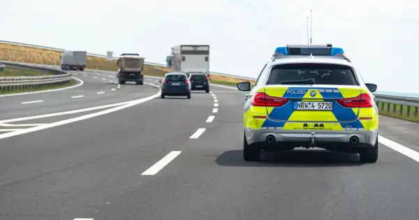 Niemiecka policja na autostradzie bez limitu prędkości. Mapa pokazuje drogę, gdzie można jechać szybko.