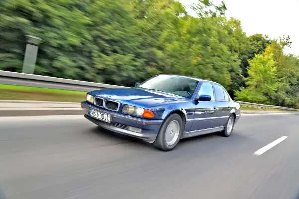 BMW E38 V8: Historia, Warianty i Osiągi Kultowej Serii 7