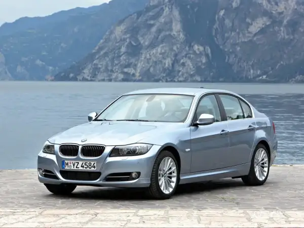 BMW E90 3.0: kompletny przegląd modelu, silników i wyposażenia