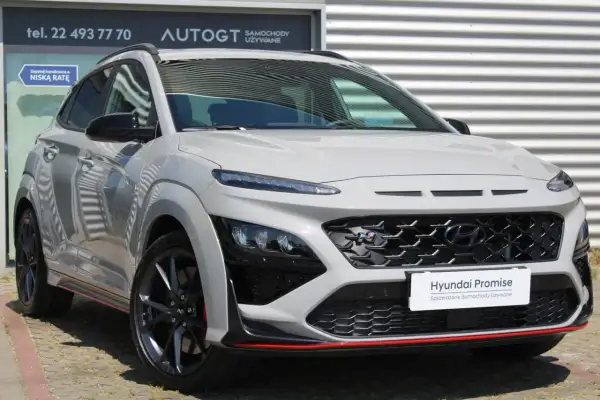 Szary Hyundai Kona N-Line z czerwonymi akcentami. Idealny na wyprzedaż rocznika 2025, czeka na nowego właściciela.