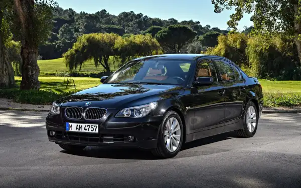 BMW E60 3.0 benzyna – doskonałe połączenie komfortu i osiągów.